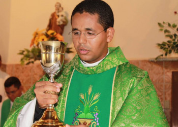 Padre que assumiu relacionamento com mulher no Piauí é desligado da Igreja Católica